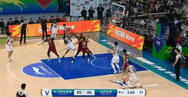 开云中国-陈林坚关键时刻撤步三分投进砍下19分，山东还剩1分钟领先浙江4分